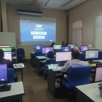 Sesi latihan Web Impian di makmal komputer agensi kerajaan